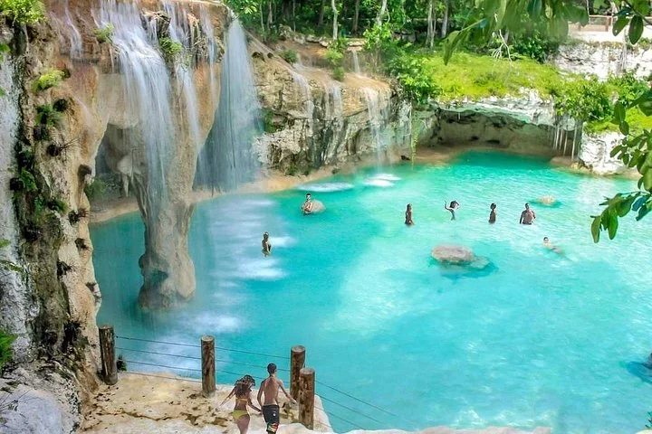 Turquoise pools below the Saltos Azules waterfall